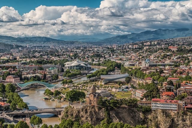 Обзорный тур по Тбилиси: Старый город, Самеба и серные бани, главное фото